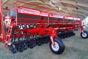 Admite 7 configuraciones con anchos de trabajo que van de 8,84 a 16,3 metros de ancho de trabajo. Permite hacer doble fertilización.