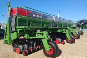 Incorpora el modelo X-TRA 8000, de tres módulos y 12 metros de ancho de trabajo. Permite hacer fertilización variable.