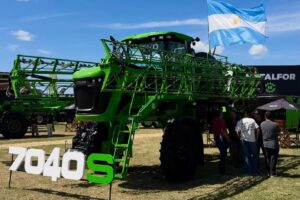 Es una versión autopropulsada que propone una menor inversión económica para productores y contratistas, sin resignar tecnología.