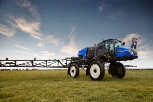 Opera con motor FPT de 272 CV, tanque de 4.000 litros y botalón de 36 metros de ancho de trabajo.