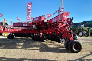 Ingresó al rubro con el modelo PF 3200. Ofrece 12 metros de ancho de labor y 3,20 metros en transporte. Combina el sistema Air Drill para semillas con el chevron para fertilizantes.