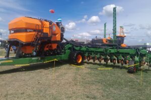 Es una máquina de granos gruesos que reporta un ancho de trabajo de 12,60 metros. Opera con tolvas de 7.600 litros de capacidad.