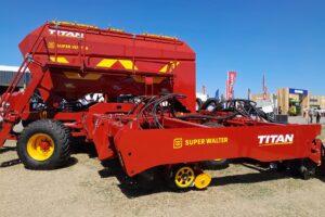 Es para finos y también puede hacer gruesos y pasturas. Opera con tolva de 11.000 litros, montada sobre un tren de siembra delantero y otro trasero, separados por 2,50 metros.