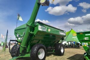 Incluye innovaciones constructivas y la incorporación de un sistema que permite hacer la trazabilidad del trabajo, desde la descarga de la cosechadora hasta el almacenaje.