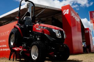 Incopora un renovado modelo de 26 HP para tareas en espacios verdes y versiones de chasis compacto de 90 y 110 HP para explotaciones intensivas y agricultura.