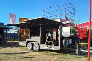 Permite transportar dos unidades del modelo T-100. Opera con dos mixers de 500 litros y tres equipos electrógenos.