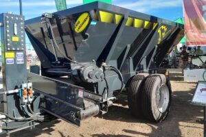 Mostró el trailer distribuidor de arena que se utiliza en los sistemas ganaderos intensivos para acondicionar el lugar de descanso de los animales.