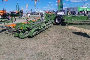 Presentó oficialmente el acondicionador de suelos Top Cut con múltiples variantes para el picado. Puede operar a altas velocidades y tiene una estructura flexible para copiar el suelo.