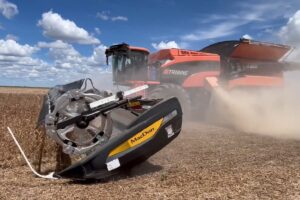 Probó con éxito en Brasil un equipo configurado para la recolección de soja. Es el primer paso que da fuera de Norteamérica. Mirá el video.