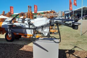 Permite pulverizar, sembrar y fertilizar. Opera con tanque de 70 litros para líquidos. Incluye pantalla mejorada para evitar obstáculos y puede levantar 65 kilos.