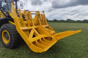 El diseño del nuevo frente rastrillo permite trabajar con máquinas de hasta 300 HP. Opera con acople universal. Y suma una uña extraíble que simplifica las tareas en suelos compactos.