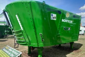 Es el producto desarrollado para atender las necesidades de feedlots y tambos de alta escala. Puede producir 12 toneladas de raciones cada 10 minutos.
