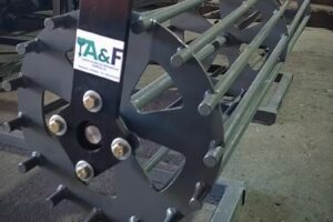 Posibilitan desintegrar las masas de tierras que se han compactado en la superficie de los lotes. También nivelan el suelo y dejan la base para encarar la siembra.