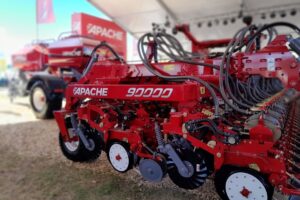 Ingresa al mercado para la campaña fina 2026 con un perfil de máquina robusta y de alta capacidad de trabajo.