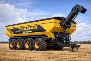 Es la mas grande del mundo en su formato. Opera con cuatro ejes y descarga casi 68.000 litros por minuto.