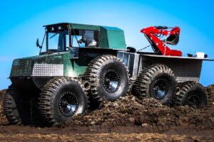 Es un vehículo todoterreno y anfibio desarrollado en Rusia para operar en caminos difíciles, zonas pantanosas y superficies inundadas. Su configuración articulada de ocho ruedas le permite ofrecer una alternativa a los equipos con orugas en entornos de baja transitabilidad.