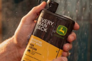 Lo hace de la mano de la empresa Every Man Jack. Bajo la marca del Ciervo se venden desodorantes, champús y acondicionadores.