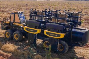 El desarrollo de la compañía finlandesa Ponsse parmite hacer la preparación del suelo, la plantación y el riego en una misma pasada. Apunta a Sudamérica.