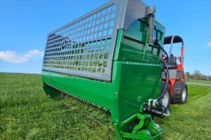 El producto está diseñado para acoplarse a miniexcavadoras. Permite armar camas para planteos ganaderos intensivos. Mirá el video.