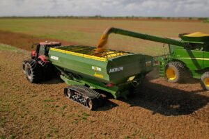 Los Grain Carts son grandes tolvas remolcadas que reciben el grano de las cosechadoras y lo transportan hasta los camiones u otros puntos de descarga, evitando interrupciones durante la cosecha.