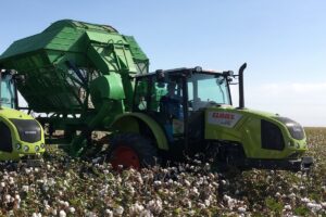 En Turkmenistán se trabaja con tractores tipo triciclo y también con un formato de cosechadora que es cruza con tractor.