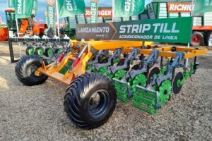 En alianza con TT presentó un acondicionador de línea tipo Strip Till. Es para preparar el suelo y facilitar el trabajo de la sembradora. Así optimiza el hábitat donde se colocará la semilla.