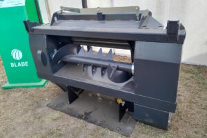 Es de la marca Domai y su función consiste en acoplar el cabezal maicero a la picadora. Así se puede hacer la cosecha de la espiga de maíz para ensilado.