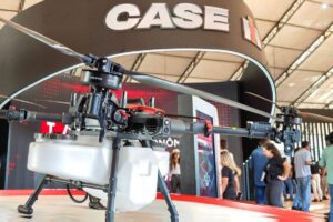 Opera con baterías inteligentes y radar de imágenes de terreo 4D que facilita la detección de obstáculos y límites de área. Puede aplicar líquidos y sólidos.