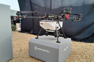 A través de una alianza con la empresa XAG Atlas, empieza a comercializar equipos aéreos, terrestres y pilotos automáticos.