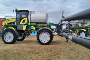 Incorpora el tanque de acero inoxidable de 5.500 litros de capacidad para brindar mayor autonomía y minimizar los tiempos de reabastecimiento.