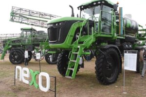 Opera con tanque de acero inoxidable y la posibilidad de hacer aplicaciones convencionales y selectivas al incorporar el sistema SprAI de DeepAgro.