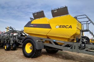 Incorpora más autonomía, con una tolva compartimentada de 16.500 litros. También suma mayor versatilidad de abastecimiento y una nueva tecnología de dosificación.