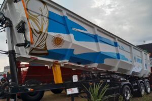 La presentación en sociedad de la versión final incluyó la pintura de los colores argentinos y la Copa del Mundo.