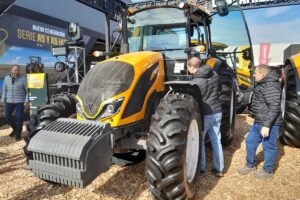 Reemplazan a la línea A4 con innovaciones en motorización, confort de cabina, versiones de potencia y Agricultura de Precisión.