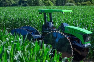 Se convierten en pulverizadoras, fertilizadoras y equipos de transporte. Trabajan con ruedas especiales para transitar en suelos anegadizos.