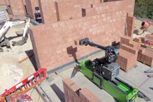 Puede levantar hasta 10 m² de paredes por hora y trabajar a una altura de 3,50 metros. Fue desarrollado como una alternativa frente a la escasez de mano de obra.