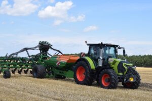Incluye tres versiones con potencias m{aximas que van de 145 a 180 HP. Incorporan innovaciones en la transmisión y en Agricultura Digital.