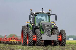 Los kits de autonomía empiezan a llevar capacidades robóticas a máquinas que ya trabajan en el campo. El fenómeno podría cambiar no sólo cómo se automatizan los tractores, sino también quién controla su tecnología.