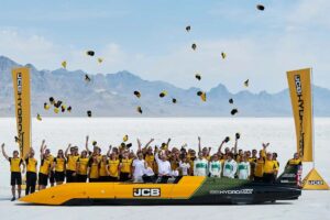 El vehículo utiliza dos motores de combustión de hidrógeno derivados de los que JCB desarrolló para maquinaria de construcción y entrega una potencia combinada de 1.600 HP