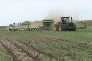 El modelo MegaStripper fue construido por la empresa canadiense VanMeer Farms, sobre el chasis de una sembradora.