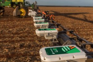 PTx nació dentro de AGCO con una particularidad: no fue creada alrededor de un tractor, una sembradora o una cosechadora. Surgió de la convergencia de empresas y tecnologías especializadas en agricultura de precisión, con una idea común: utilizar automatización, electrónica y datos para mejorar el trabajo de las máquinas, incluso cuando fueron fabricadas por otras marcas.