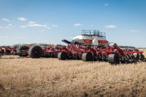 Major agricultural machinery manufacturers are increasing working widths and seed and fertilizer capacity to extend operating autonomy. The goal is to cover more acres during increasingly demanding planting windows.