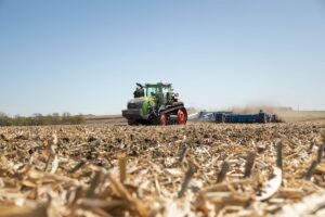 Un tractor puede estar trabajando al límite a baja velocidad y no disponer de potencia adicional. Más tarde, durante un transporte, el mismo motor puede habilitar el Power Boost. La aparente contradicción revela algo importante: en los tractores modernos, la potencia máxima no depende solamente del motor, sino también de cuándo la electrónica permite utilizarla.