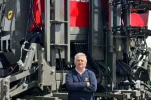 Cuenta con una trayectoria de casi cuatro décadas en la industria de maquinaria agrícola y una amplia experiencia internacional en marketing y desarrollo de marcas.