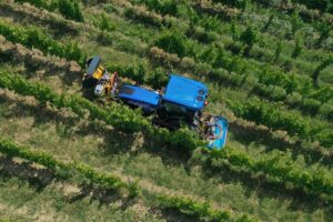 El prototipo T4F Mild Hybrid eSource utiliza una arquitectura de 48 V para distribuir energía y datos entre el tractor y los implementos delanteros y traseros. New Holland asegura ahorros de combustible de hasta 52%.