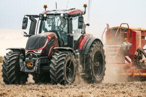 La nueva familia de tractores abarca seis modelos de 170 a 245 HP e incorpora el motor AGCO Power CORE75 de 7,5 litros, nuevas transmisiones Powershift, controles SmartTouch Gen2 y conectividad mediante PTx FarmENGAGE.